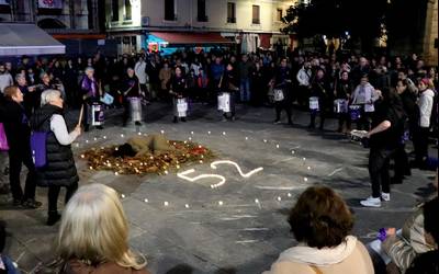 Manifestazio jendetsua egin dute Elgoibarren Indarkeria Matxistaren Aurkako Egunean