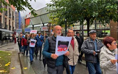 Gutxieneko pentsioaren aldeko manifestazioa eta mozio eskaera egin dituzte