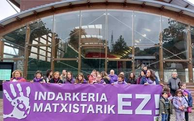 Indarkeria matxistaren aurkako aldarriz bete dituzte Aiaraldeko kale eta plazak