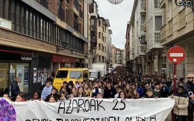 Indarkeria matxistari hitzez eta ekintzez aurre egiteko aldarria zabaldu dute ikasleek
