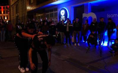 Kalean taularatu dute Oneka Bergara eta Ioritz Floresek euren lehen dantza pieza