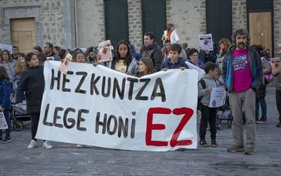 Hezkuntza Lege berriaren aurka indarrak batu dituzte Mendiko eta Zabaleko ikastetxeek
