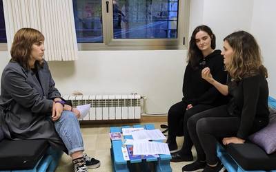 Amaia Agirretxe eta Enara Eizagirre: "Zaintza gai erabat transbertsala da eta denok zipriztintzen gaitu"