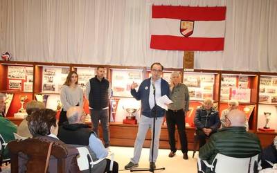 Jendetza elkartu zen Urduñako futbolaren mendeari buruzko erakusketaren inaugurazioan