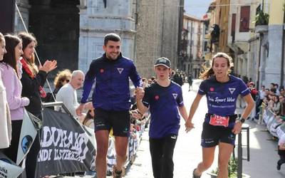 Eguraldia lagun izan zuten Urduñako Mendi Lasterketako ehunka korrikalariek