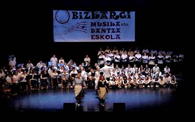Bizkargi musika eta dantza eskolaren 40. urteurreneko jaialdia, osorik ikusgai