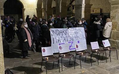 Emakumeenganako Indarkeria matxista salatzeko elkarretaratzea egingo dute plazan