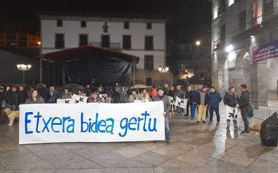 Hileko azken ostiralarekin, euskal presoen eskubideen alde elkarretaratzea egin dute dozenaka lagunek