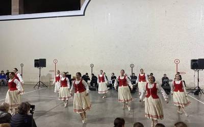 Sahatsa dantza taldeak emanaldia eskaini du Etxalarren