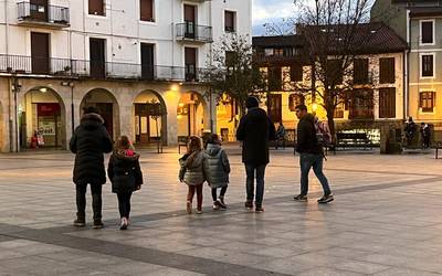 Komunikazioan eragiteko hainbat ekintza, haur eta nerabeen artean tratu onak sustatzeko