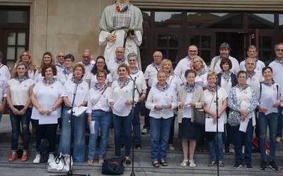 30 urte herria kantuz biltzen