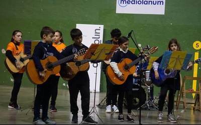 Santa Zezilia eguneko kontzertua eskaini zuten atzo Danbolin musika eskolako ikasleek frontoian