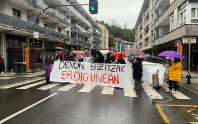 Errepidea moztuz hasi da greba eguna Orion