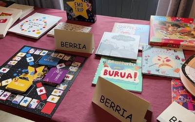 Eskoriatzako gaztetxoek euskarazko jostailuekin jolasteko aukera izan dute