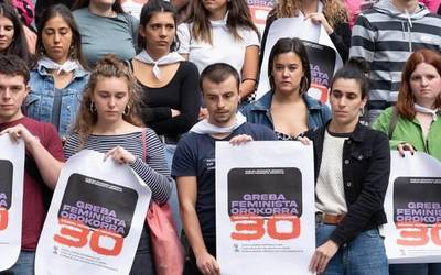 Uribe Kostako kaleetan mobilizazio ezberdinak antolatu dituzte greba feminista orokorrerako
