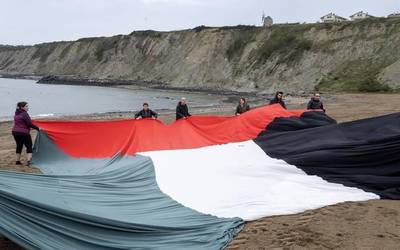 Palestinari elkartasuna adierazteko bandera erraldoi bat jarri du EH Bilduk Arrigunagako hondartzan