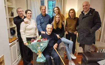Felix Laguna Gil leioaztarrari bisita egin diote Leioako udal-arduradunek bere 100 urtebetetzean