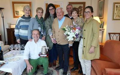 Manuel Urrechua Libano algortarrari bisita egin diote udal-arduradunek bere 100 urtebetetzean