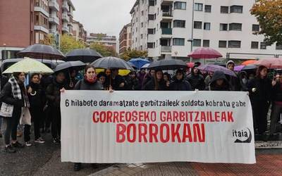 [BIDEOA] Sei hilabetean "soldatarik kobratu barik" dauden Correos-eko garbitzaileen egoera salatu du Itaiak, Durangoko egoitzaren aurrean