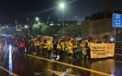 [BIDEOA]: Mobilizazioak errepidera aterata, martxan da greba orokor feminista