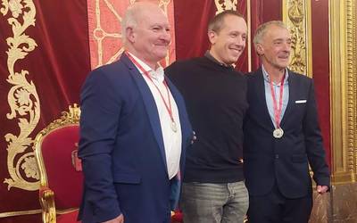 Kirol Merezimenduaren zilarrezko dominak jaso dituzte Gabriel Saralegi eta Juanito Barriola leitzarrek