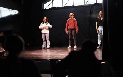 Bi antzezlan taularatu dituzte Zaraobeko ikasleek Faktorian, Miren Gaztañagaren gidaritzapean