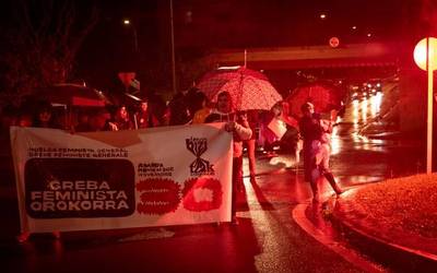 Euriteak ez ditu grebalari feministak gelditu, eta goizeko piketeek eskualdea geldiarazi dute