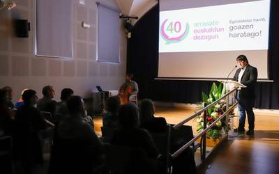 AEDren 40. urtemuga ekitaldia argazkitan