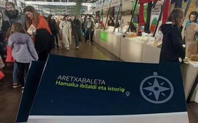 'Aretxabaleta. Hamaika ibilaldi eta istorio' liburuaren bigarren edizioa Durangoko Azokan salgai