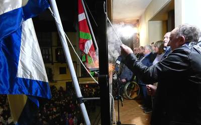 Jaietan sukaldari aritu den kuadrillak bota zuen sanikolasetako txupinazoa
