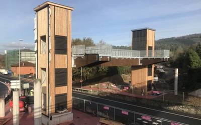 Oinezkoen joan-etorria errazteko pasabidea eraikitzen dabiltza Arriandi auzoan