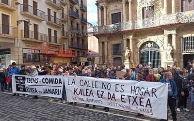 "Jendea oherik gabe eta gainerako baliabiderik gabe dago kalean"