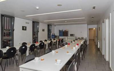 "Aterpetxe berria zabaldu izana albiste ona da, baina motz geratzen da eta berandu dator"