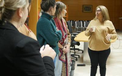 Vilma Vaquerano salvadortarrari harrera ofiziala egin diote Laudioko Udalean