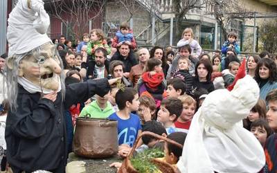 Olentzero Solidarioa hainbat pertsonaia mitologikoren laguntzarekin agertu zen Menoion