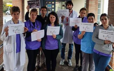 Gazan su-etena eskatu dute eskualdeko osasun zentroetako langileek ere