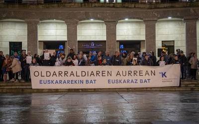 "Euskararen kontrako oldarraldiaren aurka" plazara atera dira Laudion