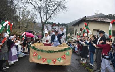 Maridomingi eta Olentzerorekin batu dira Etxaurren Ikastolako gazteak