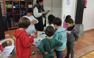 Olentzero eta Maridomingirentzako gutunak prestatu zituzten larunbatean Aretan