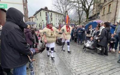 Santamas egunean kalea bero-bero