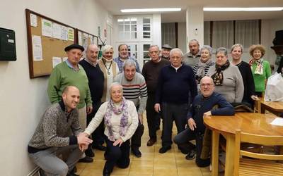 Karta jokoen sari banaketa, otar zozketa eta txistor pintxoak