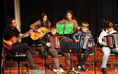 San Agustin kulturguneko oholtza herriko artista gaztez bete da Mendaron