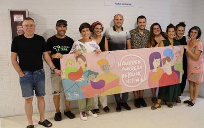 'Haurren aurrean, helduok heldu' ekimena abiatzear