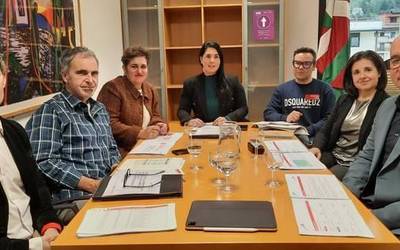 Urola Erdiko ordezkariek garraio publikoaren egoera eta premiak aztertu dituzte aldundiarekin