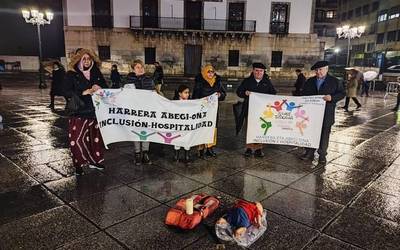 Isilune zirkuluak lehen elkarretaratzea egin du plazan