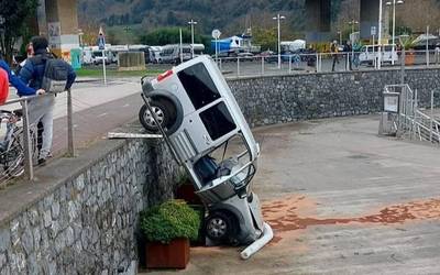 Auto bat errepidetik kirol portura erori da
