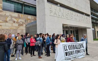 Portu Zaharreko jaietan erasoa jasan zuen neska gaztea laguntzeagatik salatutako kide feminista bien kontrako auzia artxibatu du epaileak