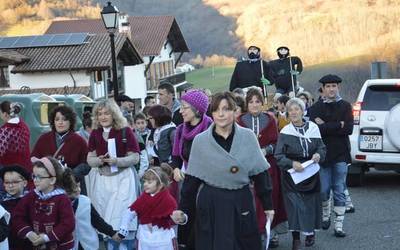 Arantzan ere ongietorri beroa egin diete herritarrek Olentzerori eta Mari Domingiri