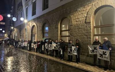 Euskal preso, iheslari eta deportatuak etxeratzearen alde herritar ugari elkartu da Saregile plazan