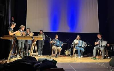 Adin anitzeko musikariek hartu zuten Donibane Aretoa ostiralean